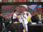 2009dj大赛日本先锋总裁给刘洋颁奖照片