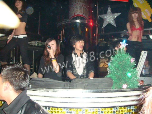 DJ赵洋在DJ台看美女呢