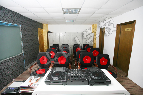 顶尖DJ学员训练室