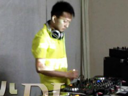 学校内部混音交流赛——DJ学员张俊杰